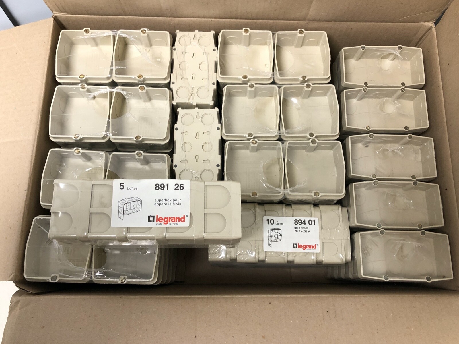 Lot boîtes d'encastrement Legrand 89401 placo et couvercles de dérivation 31401