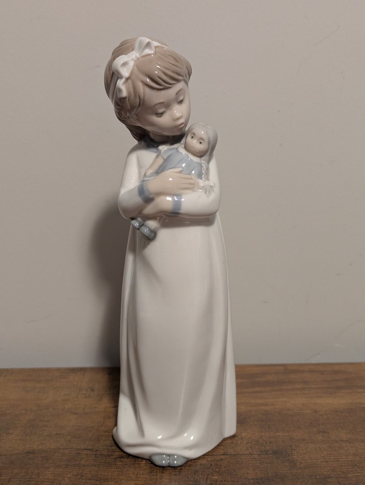 LLADRO Nao Daisa Figurine~GIRL IN NIGHTGOWN WITH DOLL ~ 10