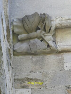 Foto 12x8 Corbel of Butterfly and Flower Exeter Cathedral The mosty of c2020