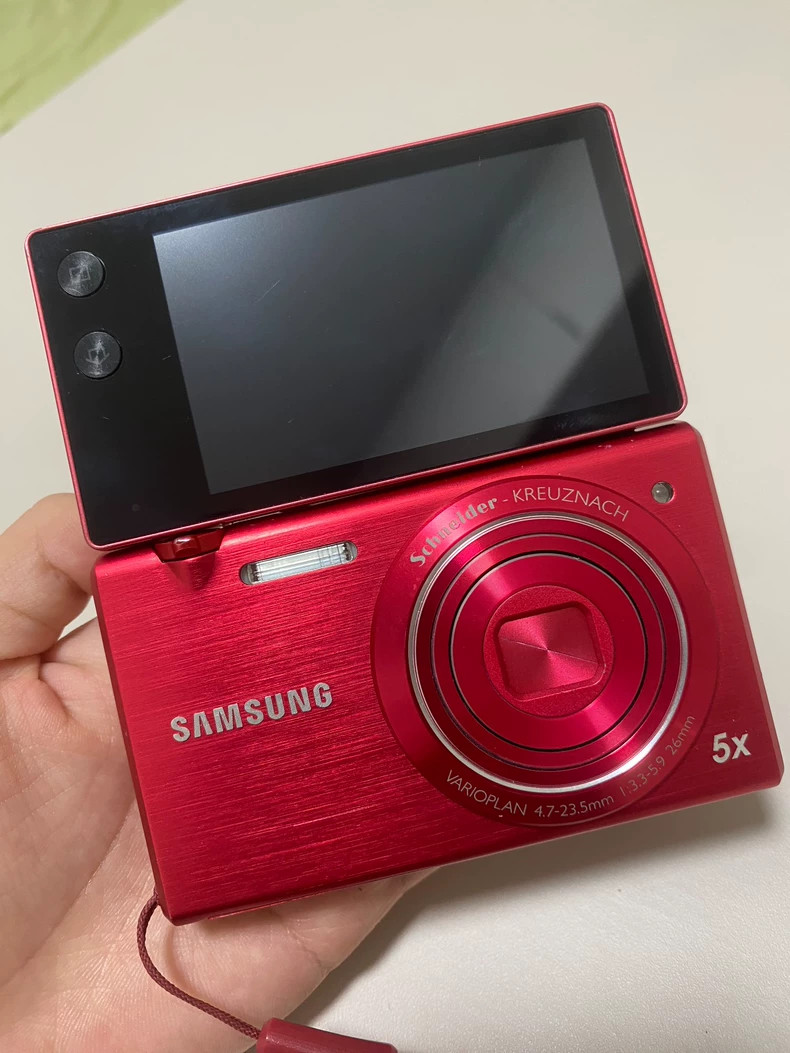 Samsung MV800 Flip-out Touch Screen Vlog Compact Digital Camera
