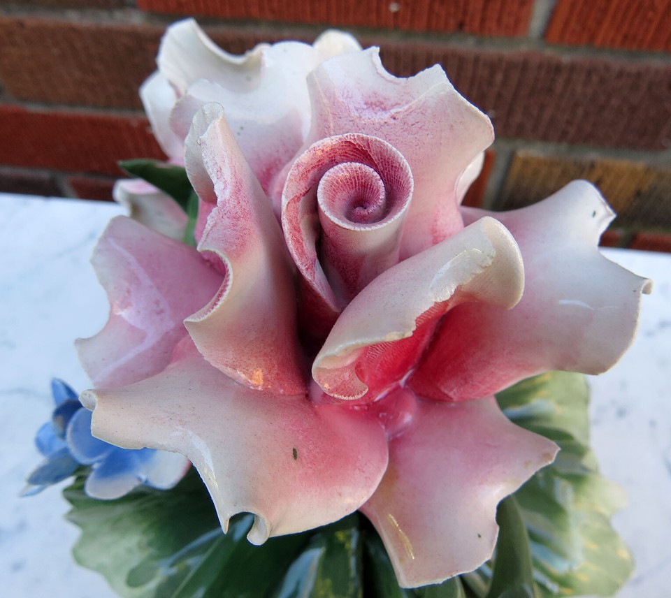 VTG. LARGE CAPODIMONTE FLOWER FLORAL CENTERPIECE VERY NICE CONDITION