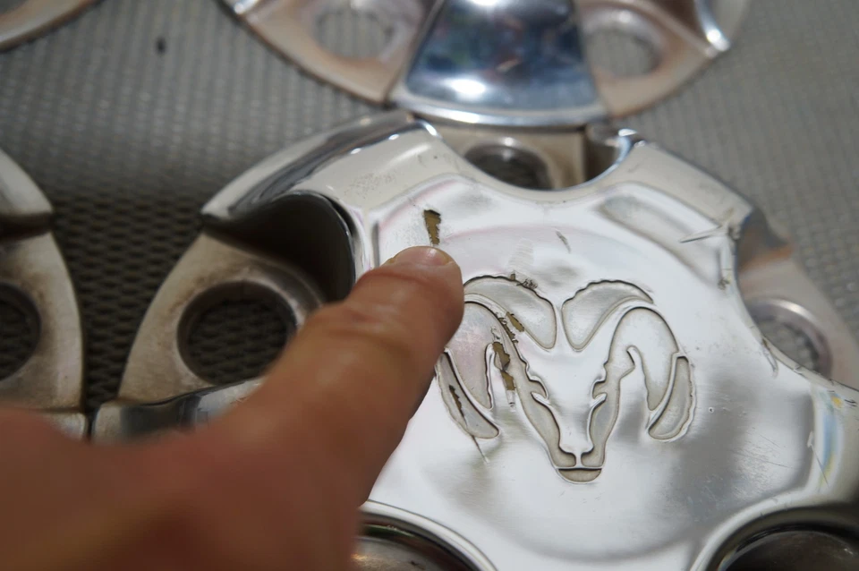 Dodge Ram 1500 2002-2008 OEM TAPACUBOS CENTRO RUEDA PARTE 52106536AC JUEGO 4 CROMADOS Foto 4 de 4