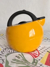 Rachael Ray Vintage-Look Rich Yellow Enameled Whistling Kettle, Excellent
