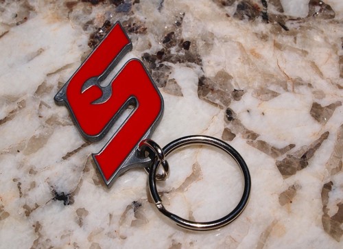 Llavero de metal con logotipo "S" rojo con herramientas a presión hecho en EE. UU. con bolsa de terciopelo - Imagen 2 de 4