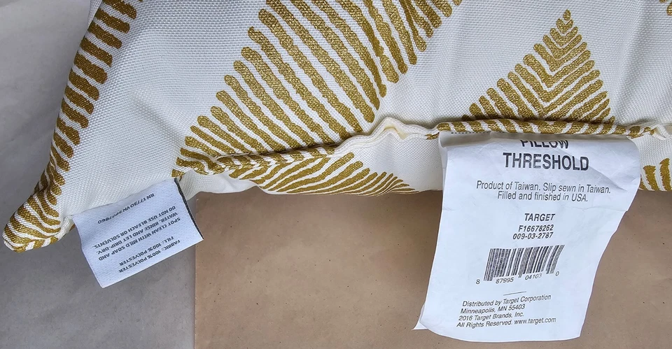 Подушка уличная Threshold 17,5 дюйма x 17,5 дюйма, водостойкая, полностью из полиэстера, золотистая Geo. - Изображение 4 из 4