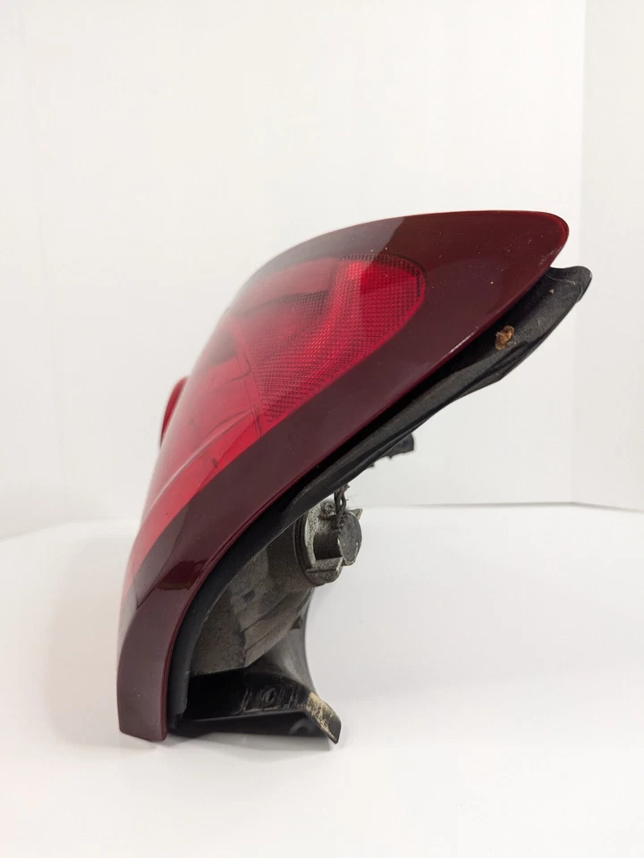 Luz trasera izquierda Saturn Ion Coupe 2003-2007 22723022 16531771 Foto 3 de 4