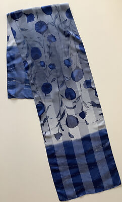 $$ Ein blau & grauer Blumendesign Vintage Chiffon und Satinschal mit Krawattengestell