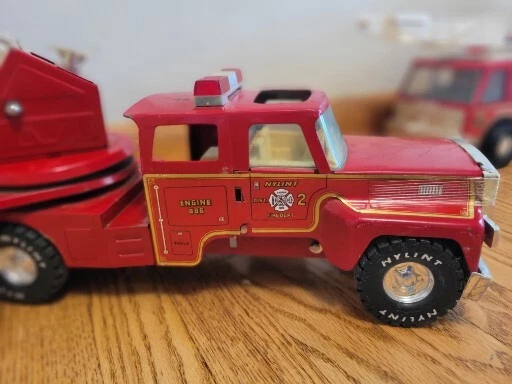 Gancho-N-Escalera Aéreo de Metal Nylint De Colección No. Camión de bomberos 2 34"" Foto 2 de 4