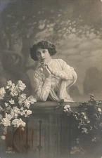 Postcard Woman Long Sleeves White Dress Flower Bouquets DB