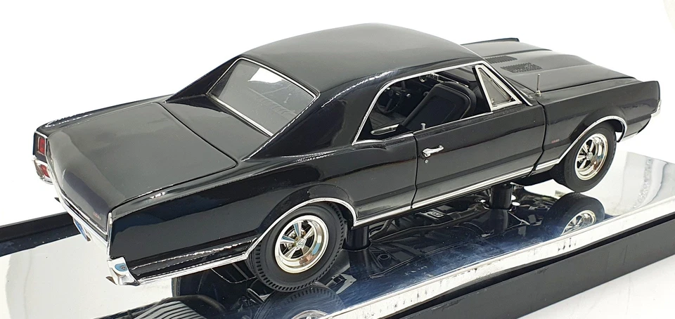 Highway 61 1/18 Scale 50118 - 1967 Oldsmobile 4-4-2 Coupe - Black - Image 2 of 4