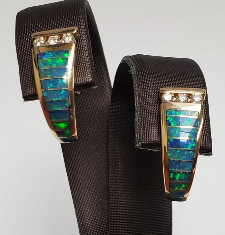 Par de aretes perforados con incrustaciones de ópalo Kabana de oro amarillo de 14 k para dama Foto 2 de 4