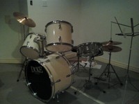 7 piece Dixon drum set - excellent condition!