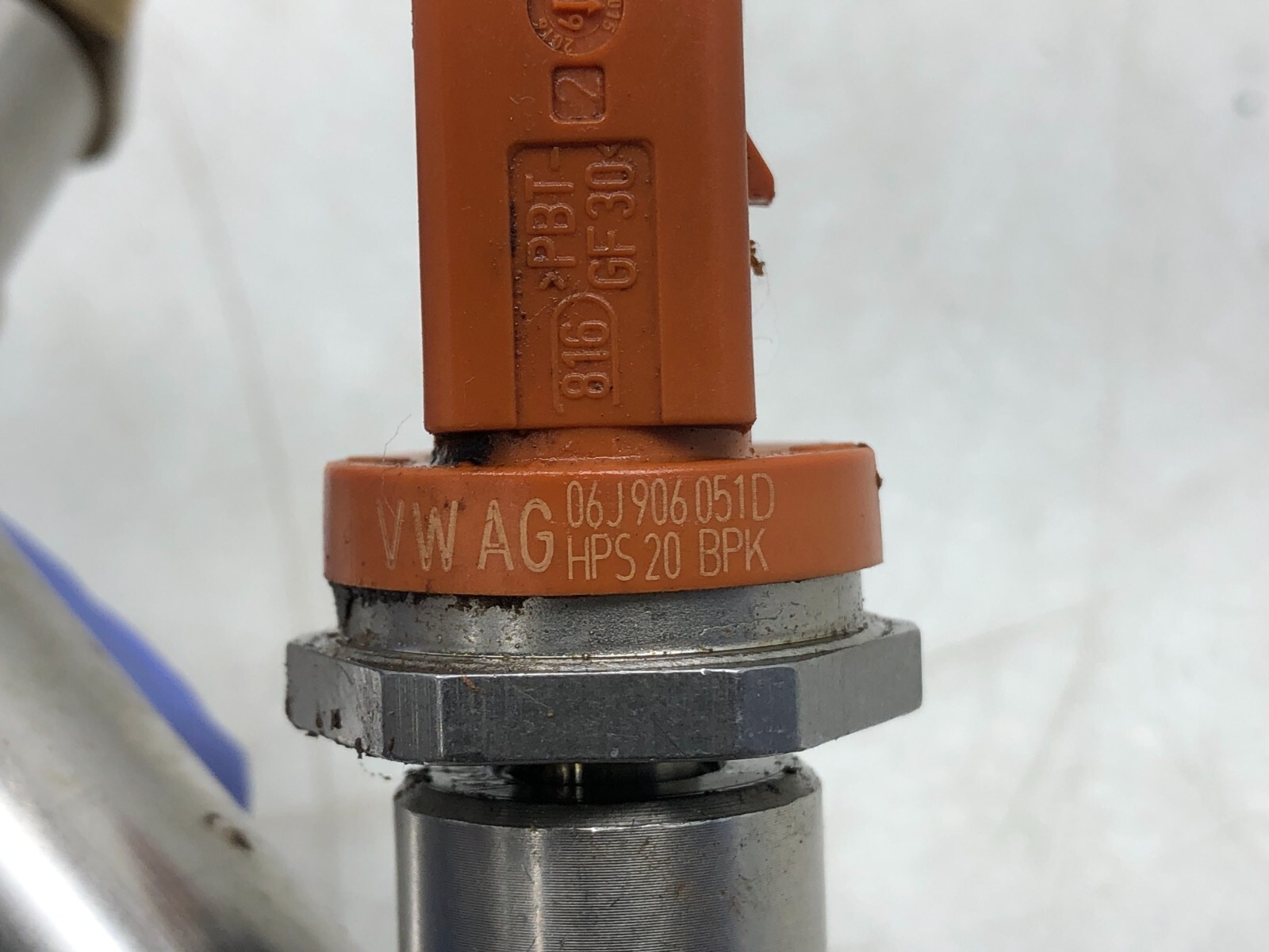 2014-2018 BENTLEY FLYING SPUR V8 RIGHT PASS FUEL RAIL LINE W/ FUEL INJECTORS.