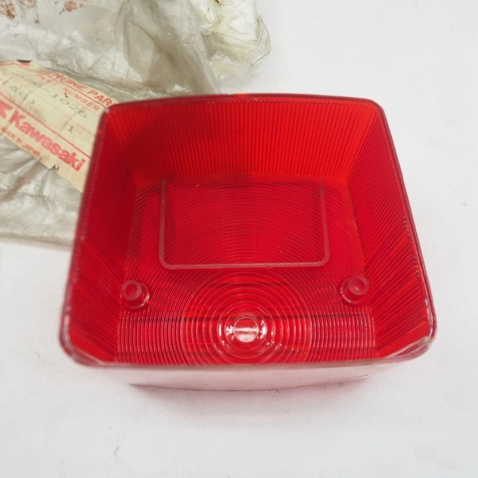 Lente lámpara trasera genuina Kawasaki AR50 AR80 AR50S AE50 23026-1026 nueva sin usar Foto 3 de 4