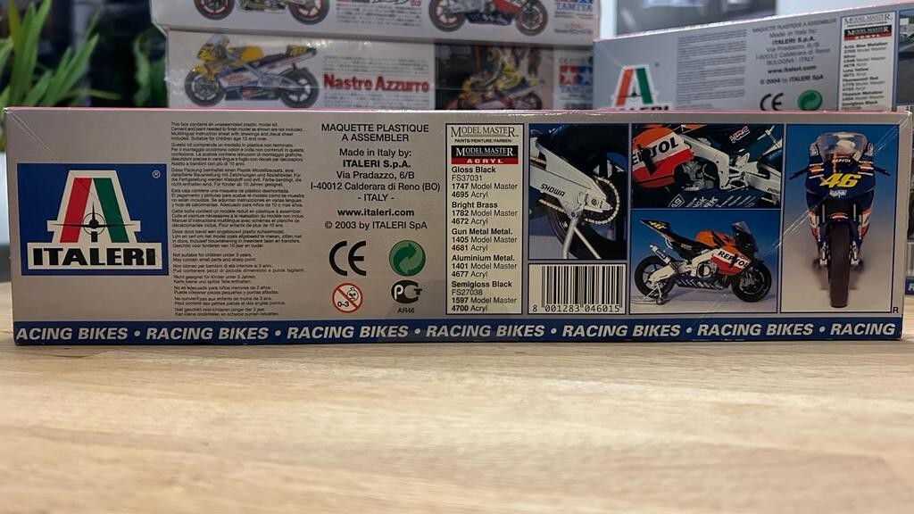 Italeri 1/9 Honda RC211v 2002 Valentino Rossi 4601 Plastic Model Tamiya
