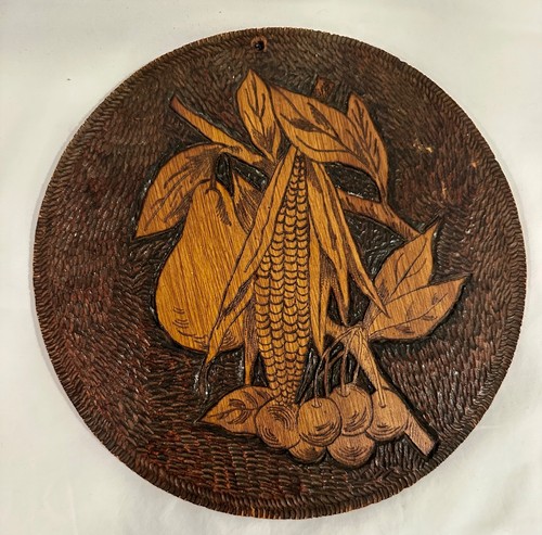 Antike Kunst geschnitzte Holz Pyrographie Plakette signiert "M.E.H. 1908 9,5" - Bild 1 von 3