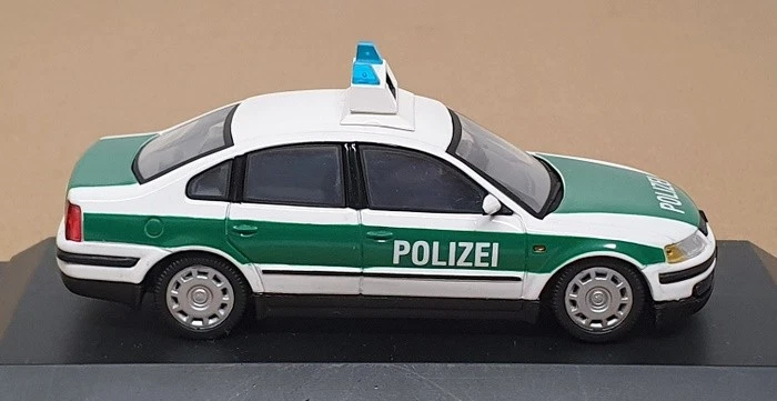 Schuco escala 1/43 04405 - VW Passat limusina policía - blanco/verde Foto 3 de 4