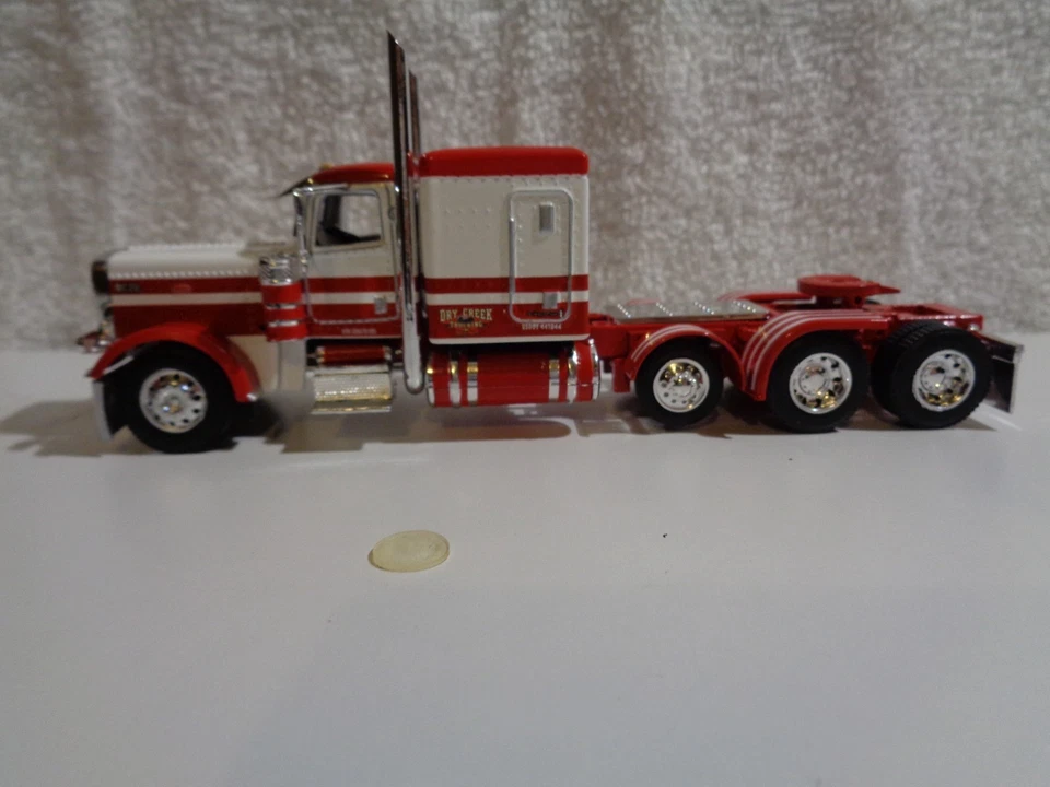 Peterbilt 389 1/64 DCP. Remolque de ganado Wilson "DRY CREEK TRUCKING". Foto 4 de 4