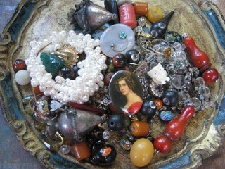 300g ANTIQUE & VINTAGE BEADS JEWELLERY PARTS FOR SPARES AND REPAIRS