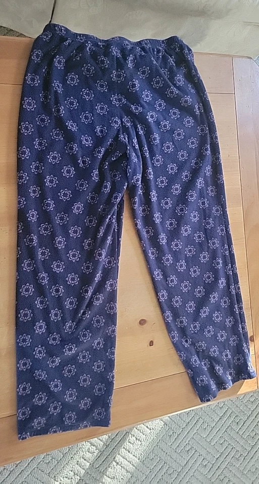 Women's Fleece Pajama Bottoms Croft and Barrow Size M Pre-owned Navy/Pink - Image 3 of 4