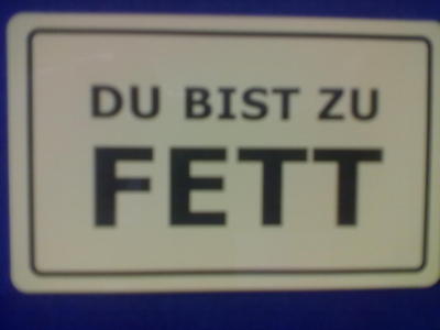 Spruchkärtchen Plastik 8,5 x 5,5 cm DU BIST ZU FETT....