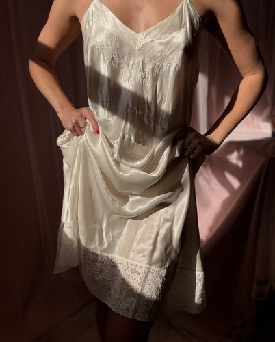 Seiden-Schlupfkleid 30er Jahre weiß Braut bestickt - Bild 4 von 7