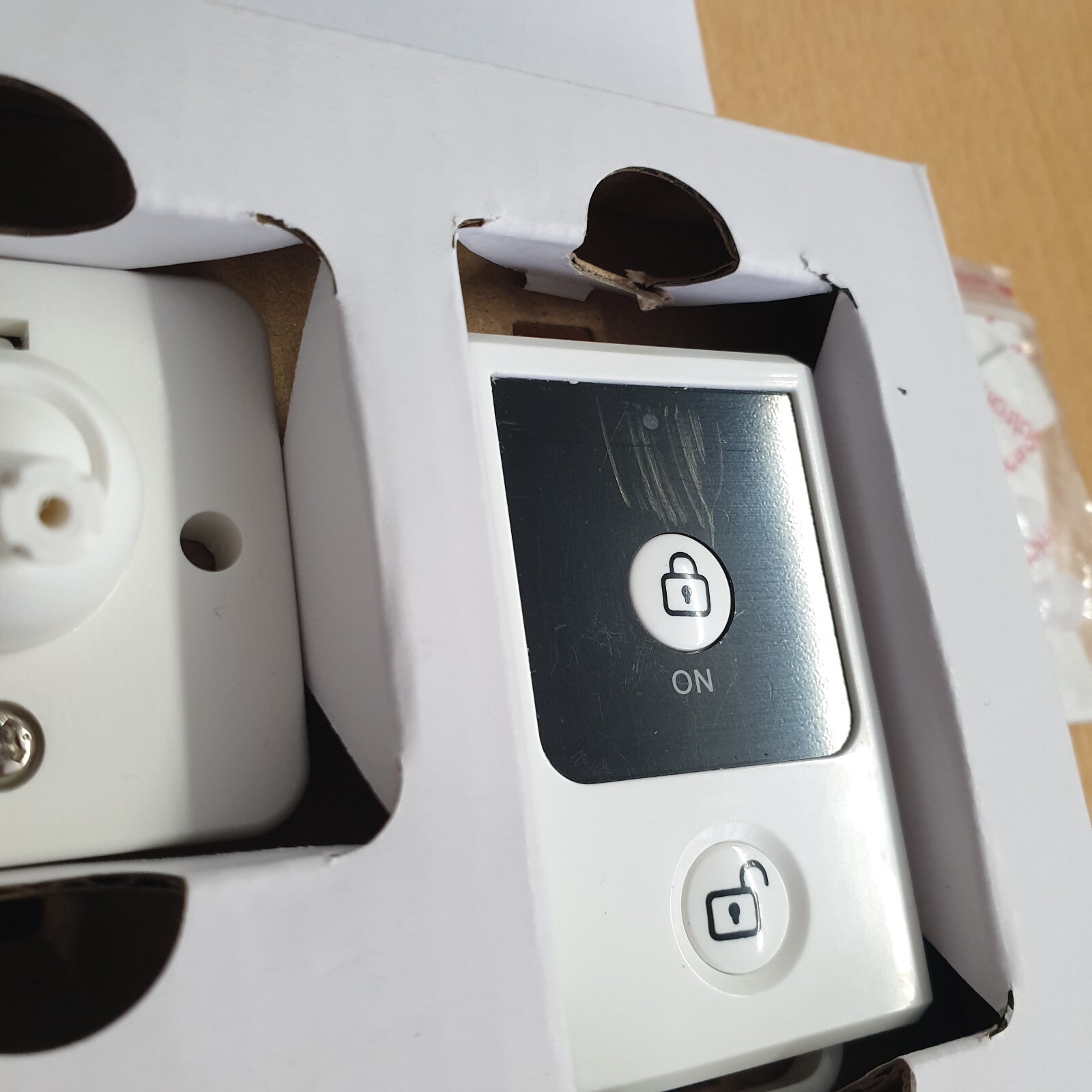 Yale Mini Wireless Alarm Kit 130 dB siren, Motion Detector, 4 digit