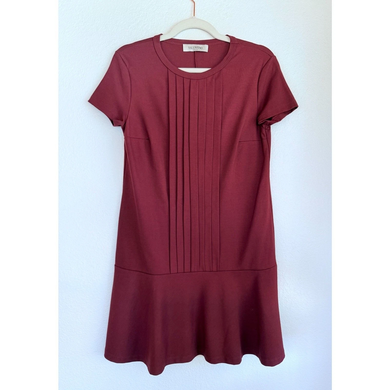 Abito medio nuovo con etichette rosso Valentino bordeaux vita scesa pieghe pannello manica corta