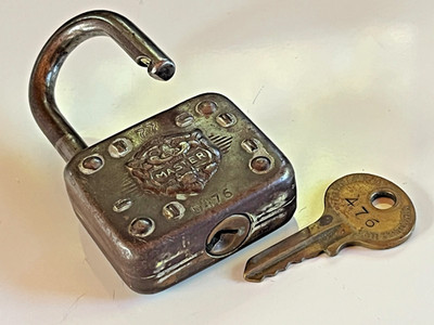 Vintage MASTER PADLOCK No 77 Lion Head w/Original D476 Key Nice Patination Works