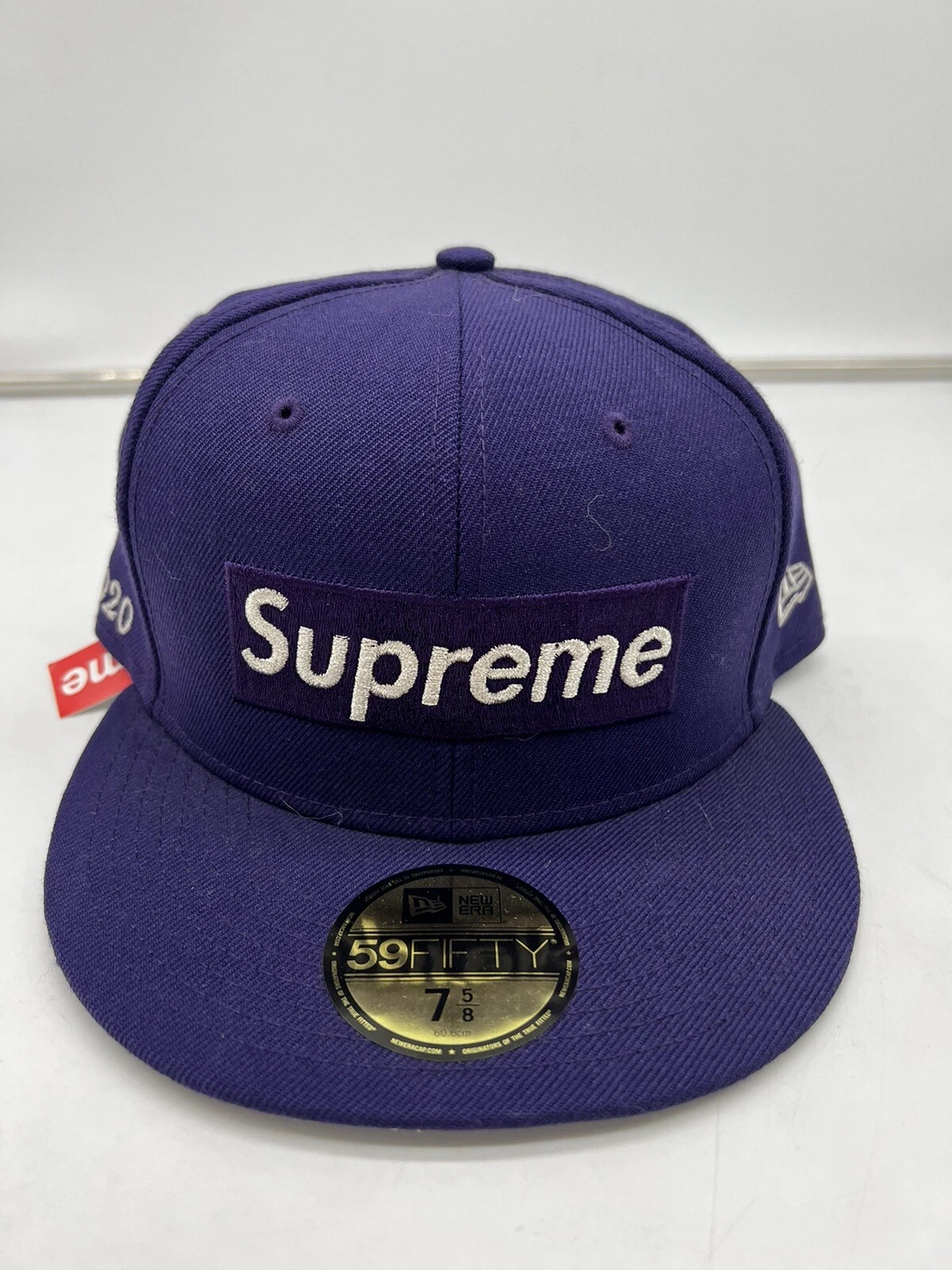 Logo boîte métallique Supreme 1 M$ nouvelle ère SS20 violet chrome argent neuf 7 5/8 neuf
