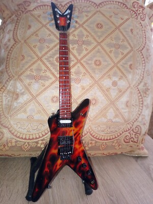 Dimebag Darrell Dime-O-Flame 25cm Model mit Stand. MiniGitarre. Sehr schön (3-42