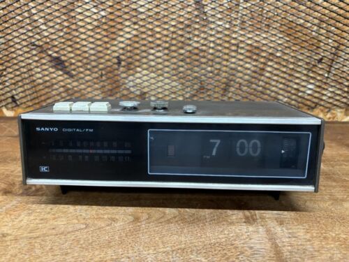 Vintage Sanyo Flip Clock 10F-T40 Digital Clock IC Radio AC100V 60Hz Working F/S