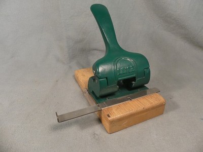 alter Leitz 180 Locher mit Anschlag , schwer, Eichenbrett