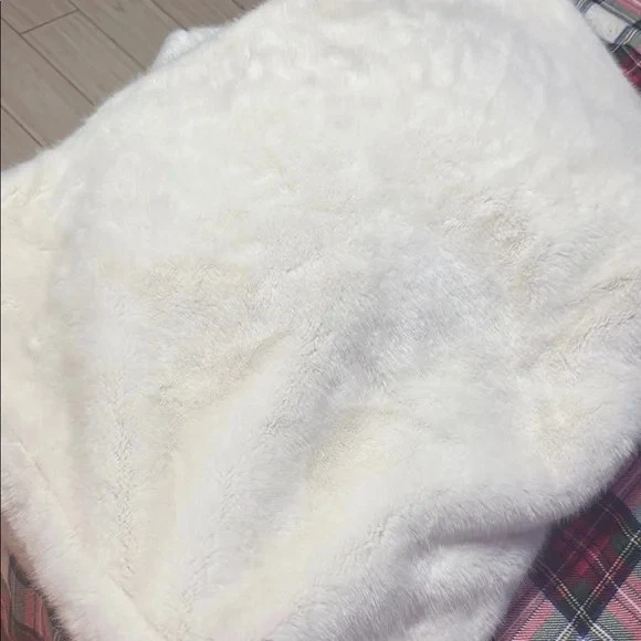 罕见粉红色维多利亚秘密白色假皮草内带标志 — 第 2/3 张图片