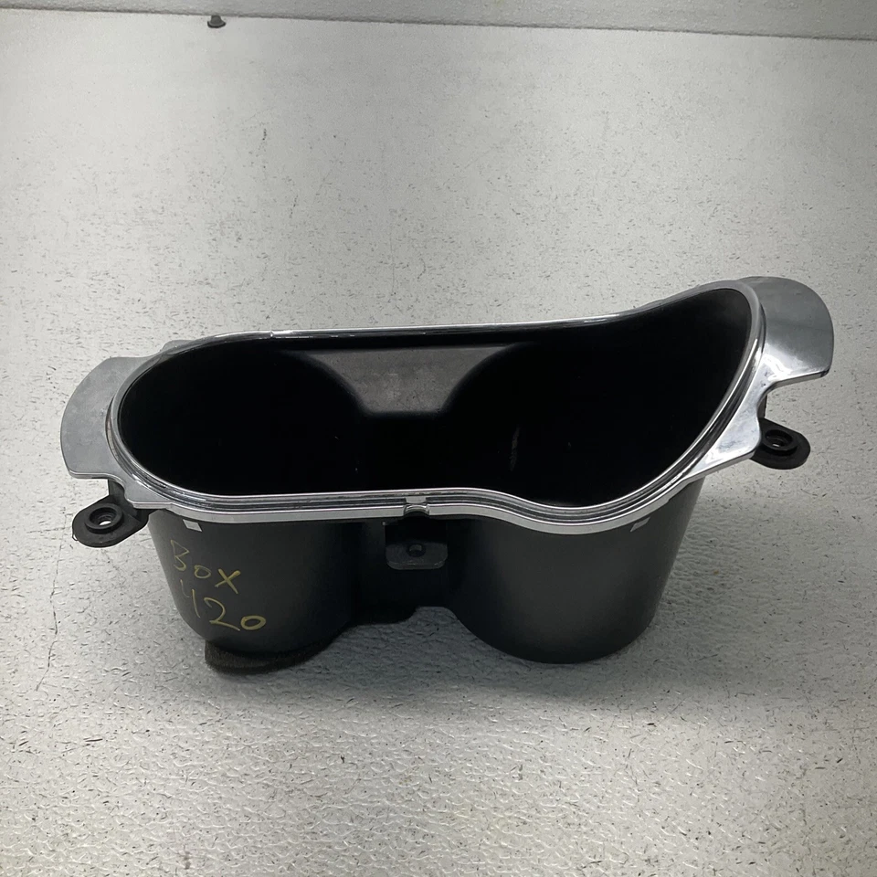 Центральная консоль Kia Forte 2010-2013 годов выпуска с двумя подстаканниками в сборе B27001-25031 от оригинального производителя - Изображение 2 из 4