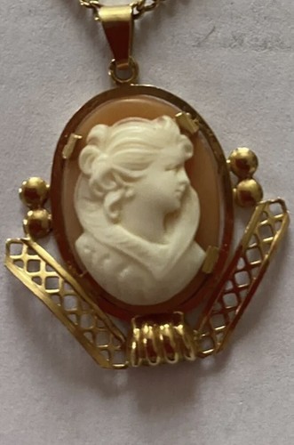 Pendentif Camée Corail Et Or 18 Carats - Forme Ovale - État Neuf (occasion Porté)