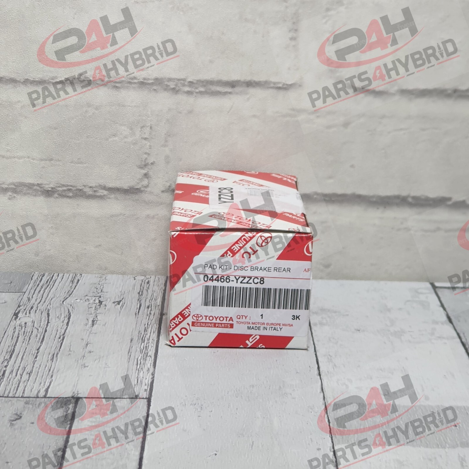 Genuine Toyota Land Cruiser Rear Break Pads Oem Part 04466-YZZC8 Brand New Pads