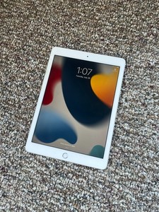 Apple iPad Pro (9.7-inch) A1674 32 GB, Wi-Fi + 4G, 9.7 in -  Sliver