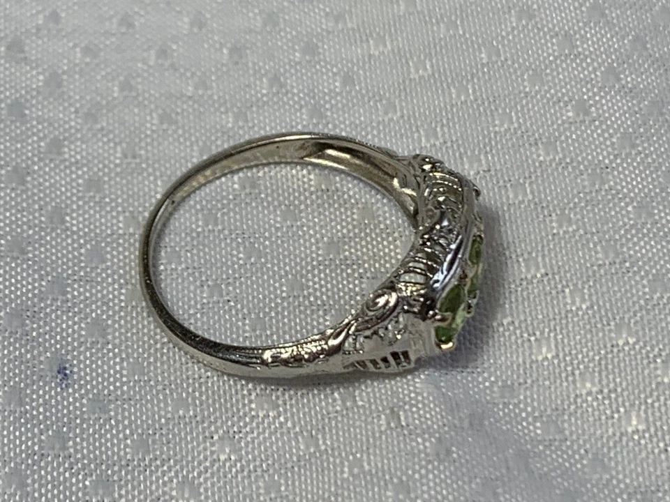Vtg 18K White Gold Ring 2.32g Fine Jewelry Sz 8 Band Green Stone Round Prong - Image 3 of 4