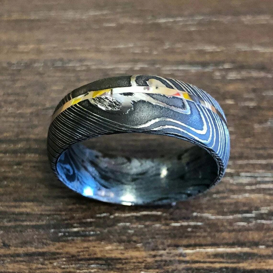 Anillo de boda Damasco de acero de oro blanco de 14 k con interior de cobalto Mokume Foto 3 de 4