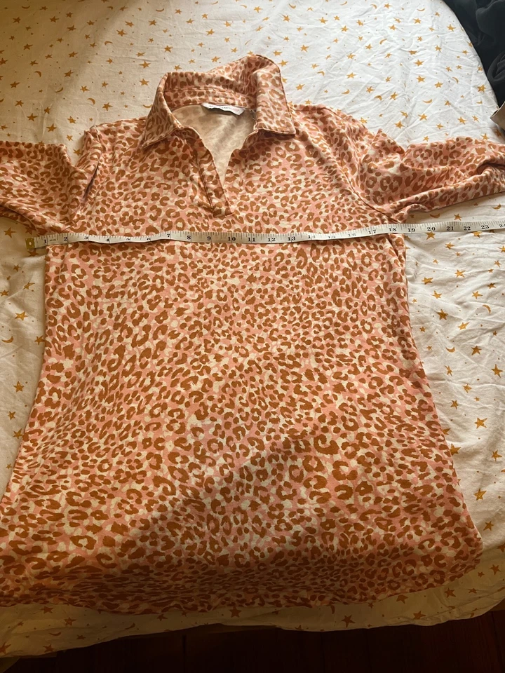 Isaac Mizrahi Live! Camisa lisa cuello dividido rosa XS estampado de leopardo Foto 4 de 4