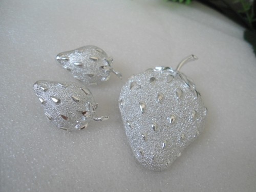 BEAUTIFUL! Vintage SARAH COVENTRY JEWELRY SET PIN/BROOCH CLIP EARRINGS SET 1960s