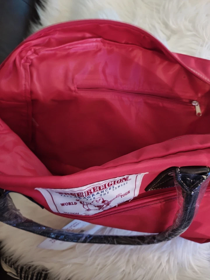 Bolsa de viagem noturna True Religion náilon vermelha nova com etiquetas 16" de comprimento - Imagem 3 de 4
