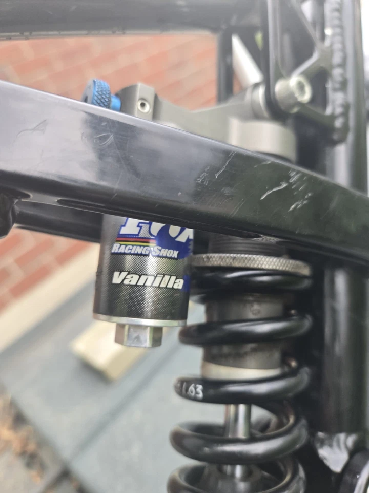 Cuadro, horquilla, auriculares, tija de sillín y amortiguador de bicicleta de montaña Intense Uzzi de colección. ¡¡Leer!!! Foto 2 de 4