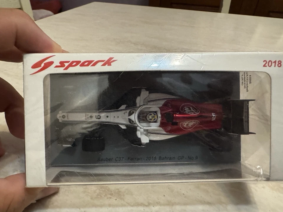 F1 Sauber C37 Ferrari Gp Bahrain 2018 Spark Model 1:43 in box da collezione - Immagine 2 di 4