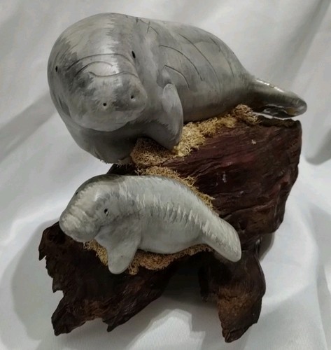 Cerámica de manatí y bebé sobre madera a la deriva y espuma de mar - Imagen 7 de 10