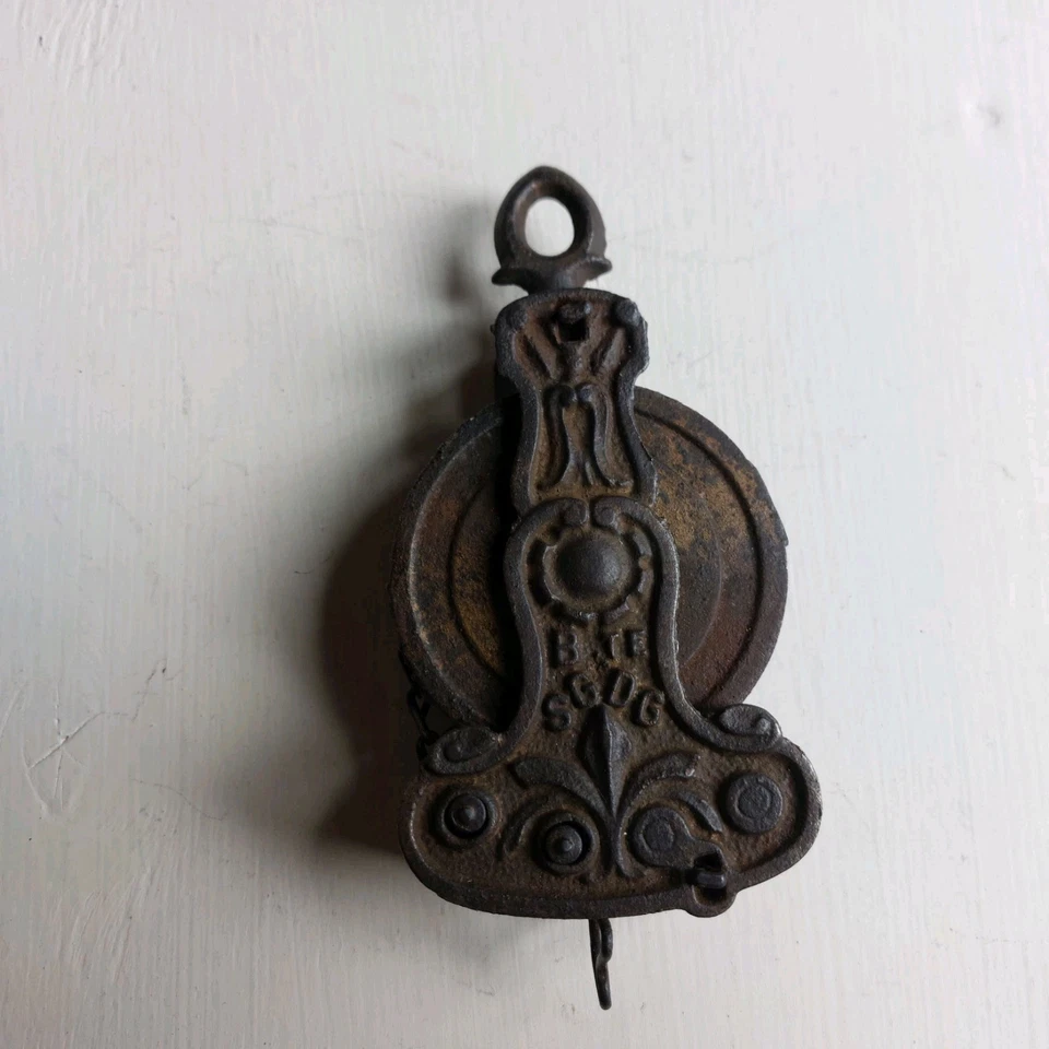 Ancienne Poulie à Chaînes - Photo 2/4