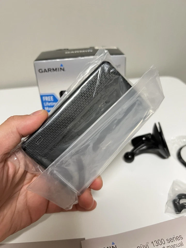 Garmin Nuvi 1390LMT Navigator GPS Bluetooth Free Lifetime Maps Accessories 4.3" - Image 4 of 4