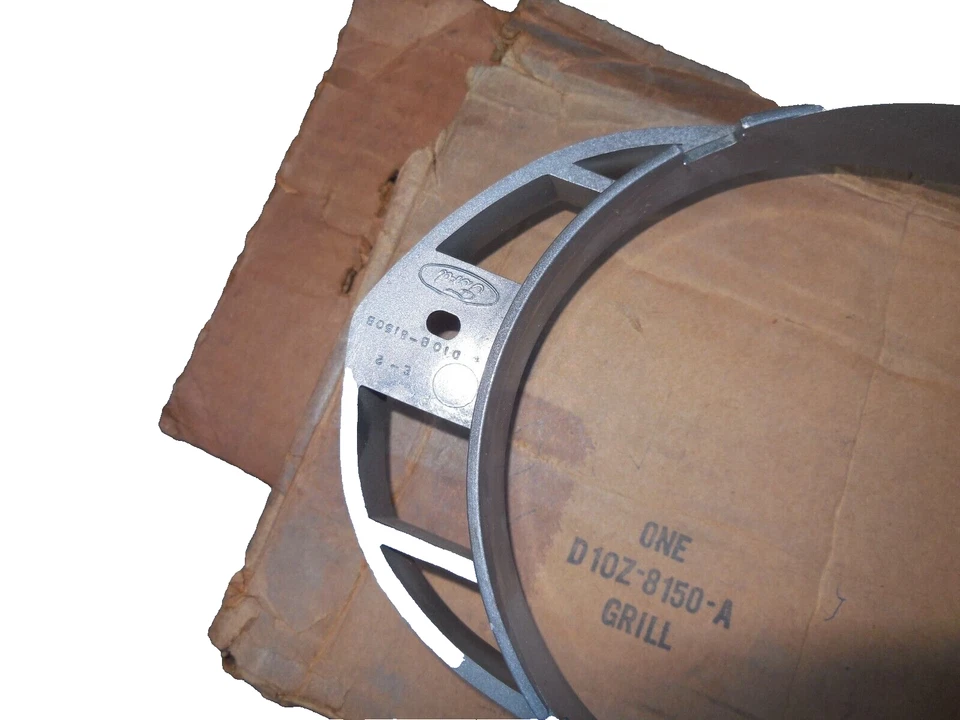 Par de inserções de grade dianteira Ford Torino & Ranchero NOS 1971 D1OZ-8150-A - Imagem 3 de 4