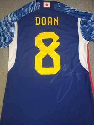 Von Ritsu Doan signierte Fußball Uniform FIFA WM 2022 aus Japan